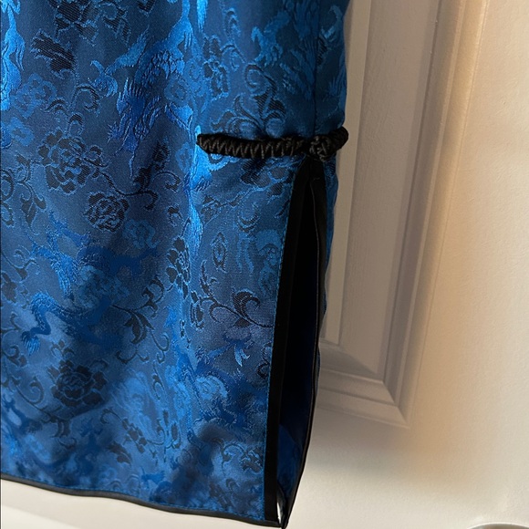 Elegant Blue Sleeveless Dress - Picture 2 of 3